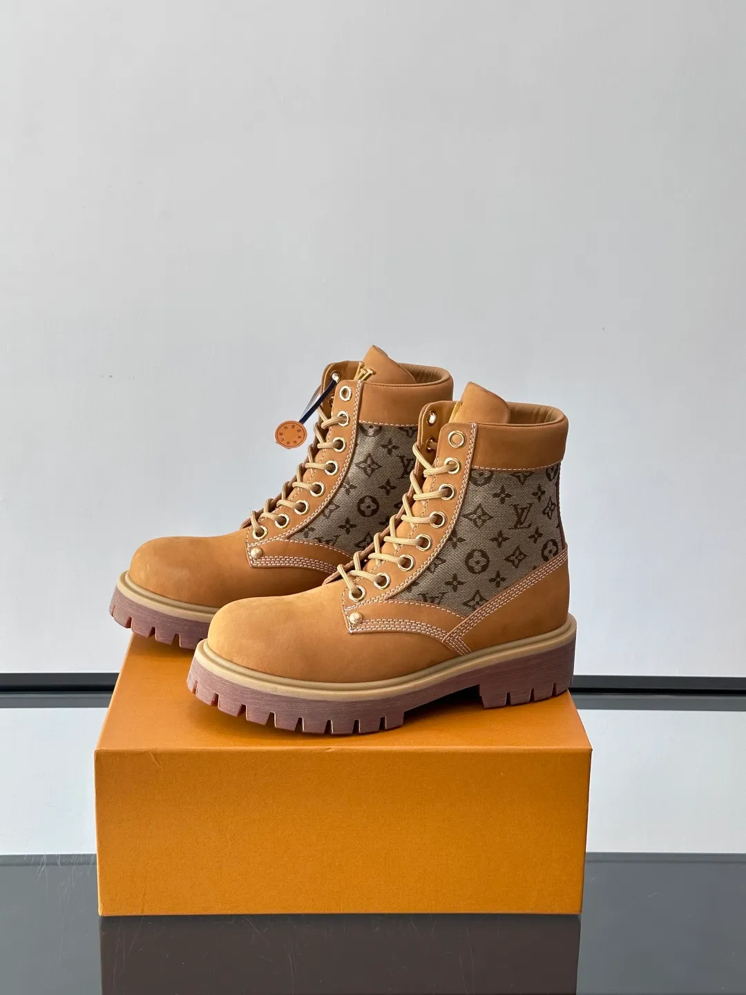 [L Home] Top P: 920💰 Size: 39-44 (45 can be customized) LOUIS VUITTON Louis Vuitton ss25 LV Donkey brand new thick-soled lace-up big-toe shoes men's casual shoes high-top short boots. These boots are crafted from top-grain calf leather for a lightweight and comfortable fit. The thick EVA outsole is embellished with eye-catching ridges, and the trendy attitude of being both strong and soft makes it an everyday choice. ✔Upper: imported first-layer cowhide ✔Lining: cowhide ✔Outsole: original molded outsole